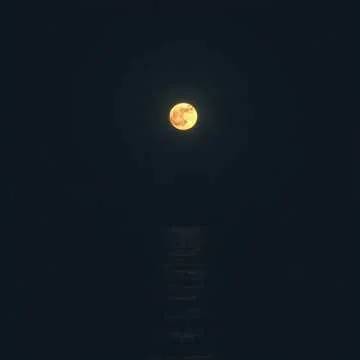 Луна не излучает свет.