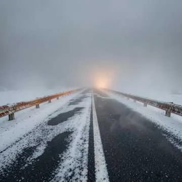 Сильные морозы нас обнимают,