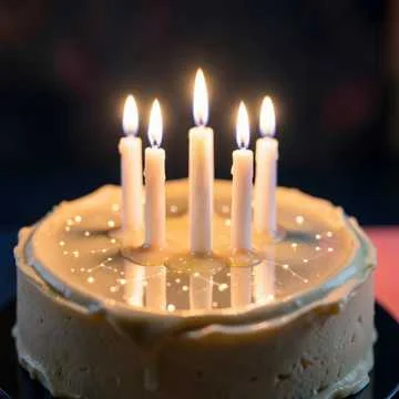 В доме лампочка тихо мерцает,