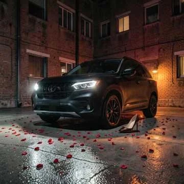 У подъезда чёрный Haval