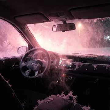 Метель кружила за стеклом фары,