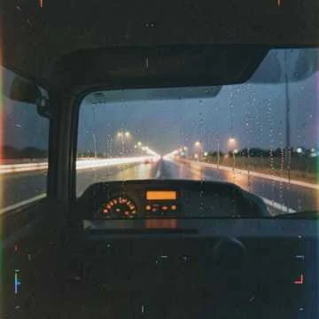 Ночь кладёт на стекло свой след,