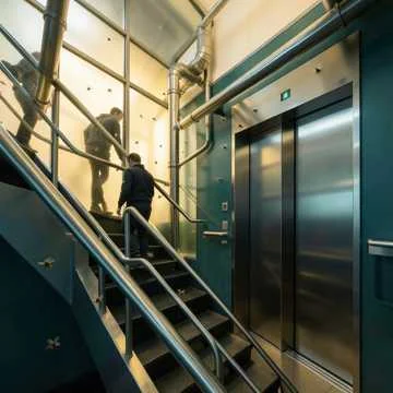 Мы висим на фасаде,