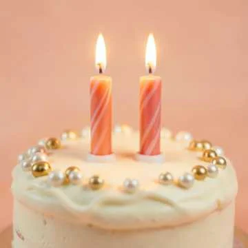 Помнишь, как мы дрались за игрушки, Делили последний леденец? Я мстила тебе, но…