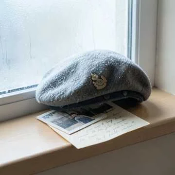 Тихо падает снег на погоны,