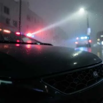 Ночь на стекле, город в тумане