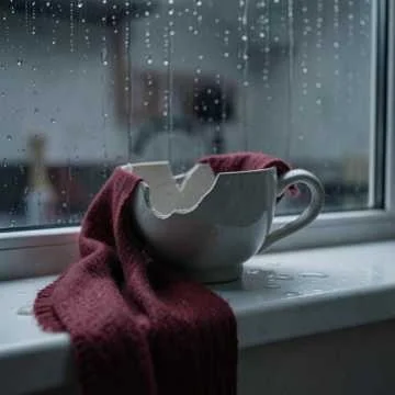 На кухне чай остыл давно,
