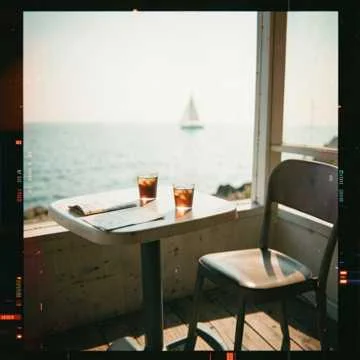 В августе Машуля наша на моря умчалась,