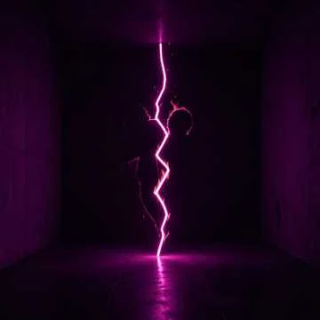 Ты входишь — и воздух гнёт