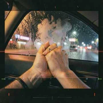 Ты молчишь — в тишине короткое замыкание.