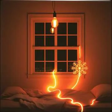 В доме лампочка тихо мерцает,