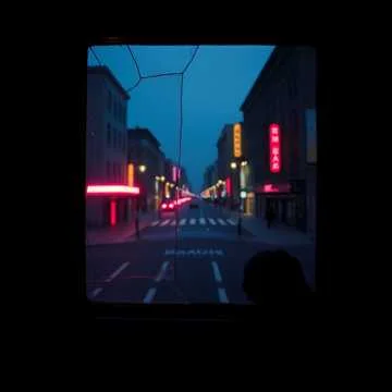 Мы с тобой теперь по разным картам,Города — как шрамы на душе.Я ищу твой взгляд…